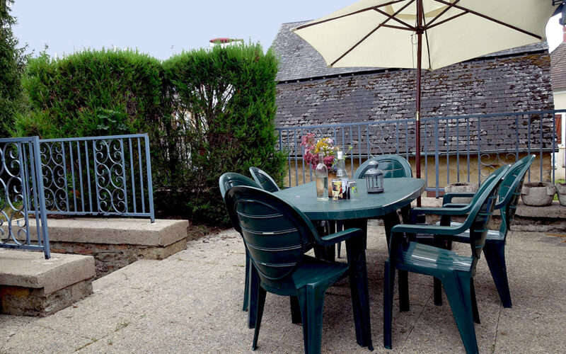 Gite-Ysengrin-58-Nievre-Bourgogne-table-repas-exterieur-bookingjpg##Gîte Ysengrin 58 Nièvre Bourgogne table repas extérieur booking##s barbarin##