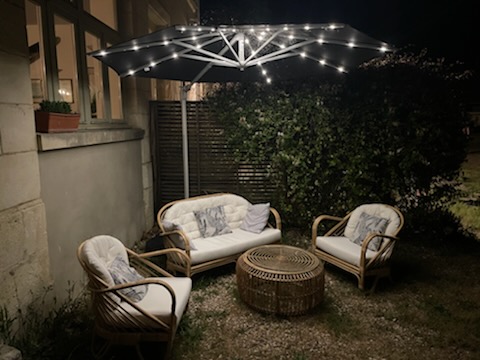 ABDL-salon-de-jardin-nuitjpg##Terrasse d'été le soir_Au bord de Loire_La Marche_Nièvre_Bourgogne##Christiane Vavouil##