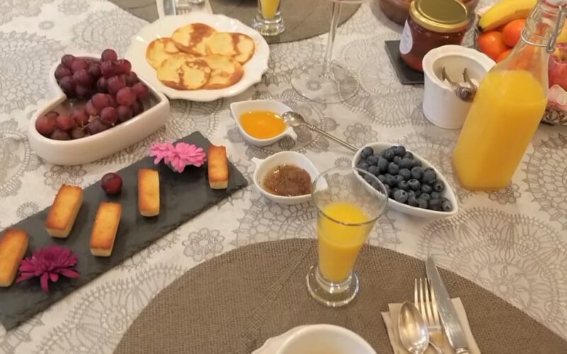 Petit-dejeuner-45jpg##Au bord de Loire_La Marche_Nièvre_Bourgogne##Christiane Vavouil##