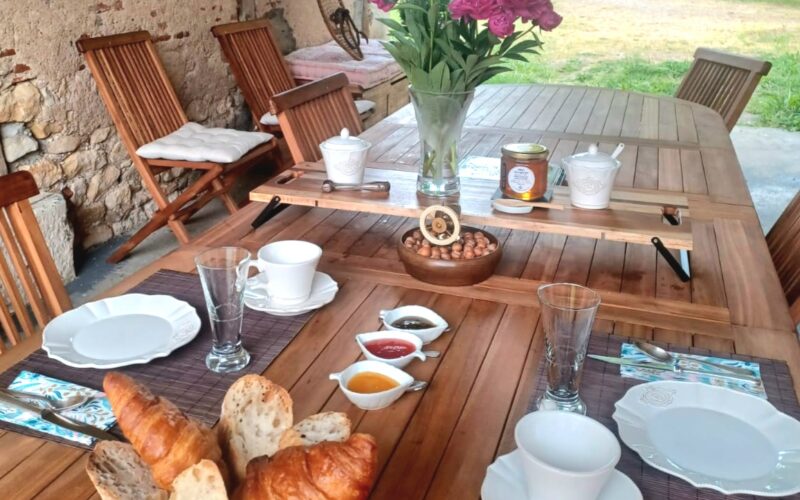Petit-dejeuner-sous-le-porchejpg##Petit déjeuner sous le porche_La Marche_Nièvre_Bourgogne##Christiane Vavouil##