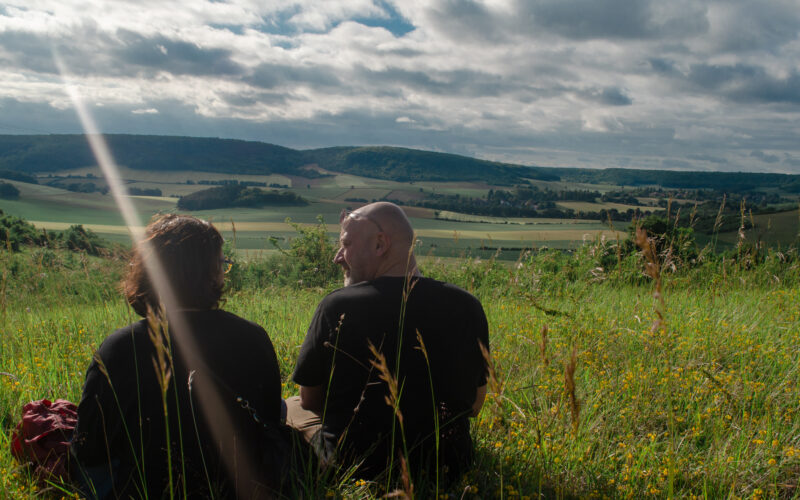 deux-personnes-qui-regardent-le-paysage-arbourse-2022-3jpg##deux personnes qui regardent le paysage arbourse 2022##Communauté de Communes les Bertranges ##