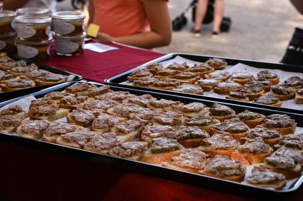 Les terrines de la Cerise sur le Cochon sur un stand