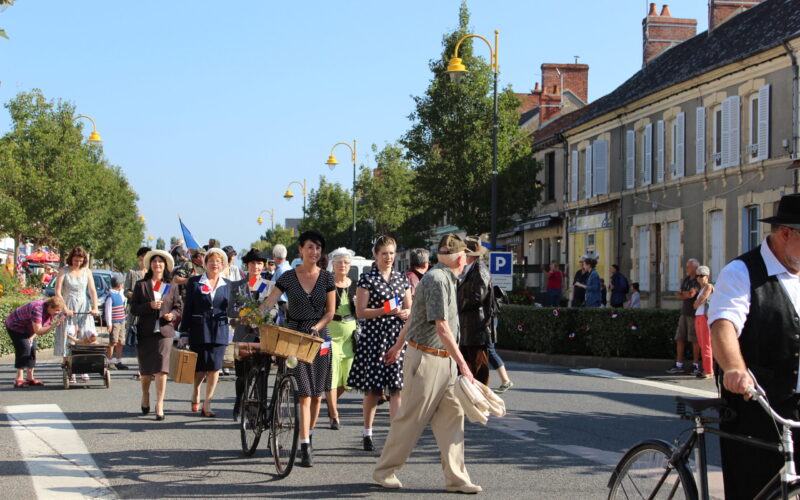 09-07-2014-6-grand-defileMG-2145JPG##Défilé popualire style années 40 avec HOC##Michel Souchet##