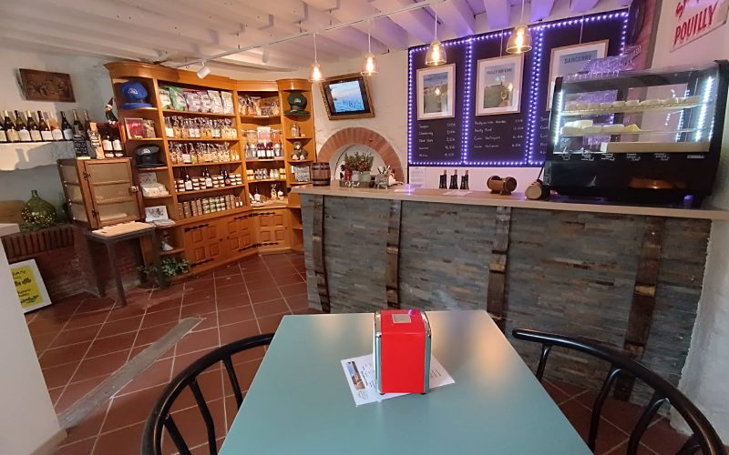 Salle-bar-boutique-epiceriejpg##Salle bar - boutique épicerie##La Cave Voûtée - Domaine Les chaumes## Salle-bar-boutique-epiceriejpg##Salle bar - boutique épicerie##La Cave Voûtée - Domaine Les chaumes##